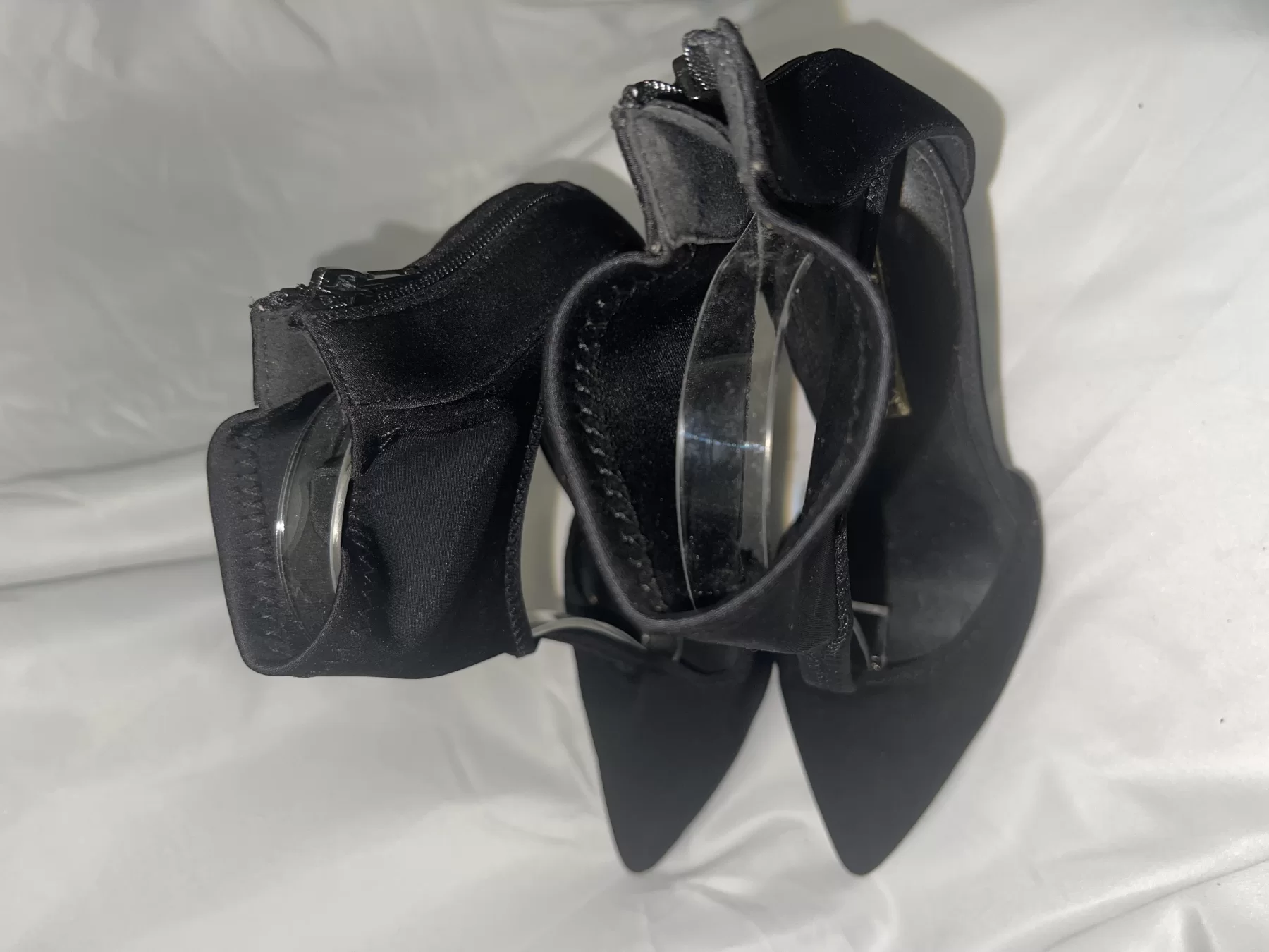 These black Iliana high heels feature zipper back